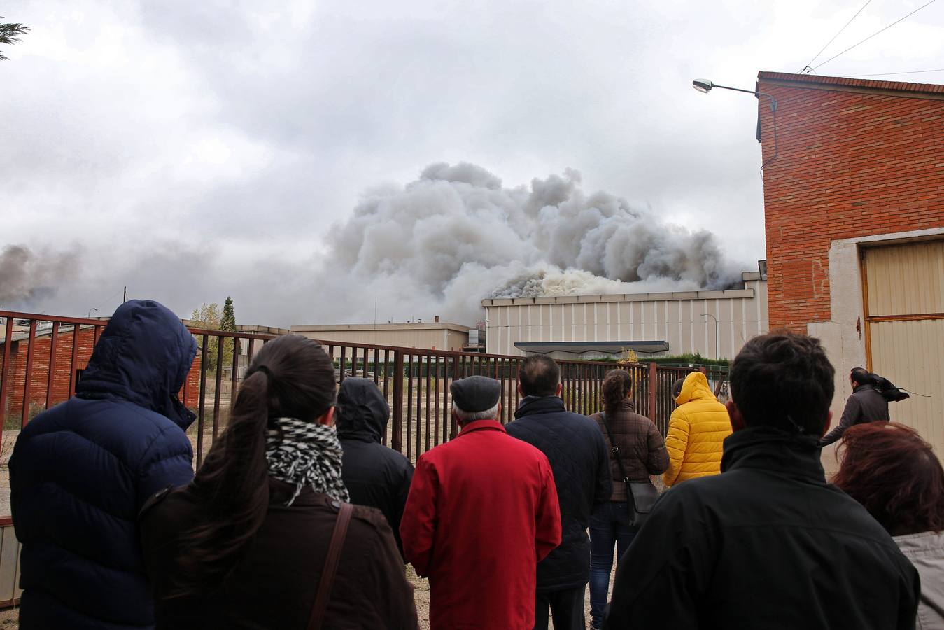 Domingo, 16 de noviembre: Vista del humo del incendio que causó daños muy graves en la planta principal de la empresa cárnica Campofrío en Burgos, en el polígono industrial de Gamonal-Villayuda. No se produjo ningún herido. El denso humo provocado por las llamas, obligó  cortar la ronda de circunvalación de la capital burgalesa y causando la colisión de dos camiones, por la escasa visibilidad.