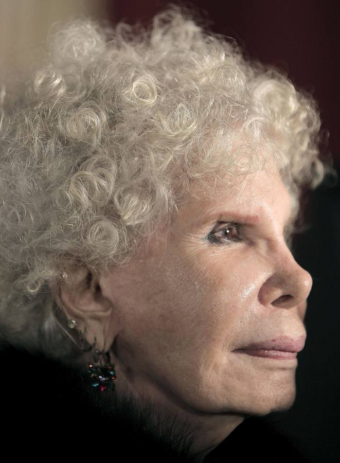 Jueves, 20 noviembre: El Palacio de Dueñas en Sevilla falleció la duquesa de Alba, Cayetana Fitz-James Stuart, cuya capilla ardiente quedó instalada en el Ayuntamiento hispalense. Fotografía: EFE/Julio Muñoz