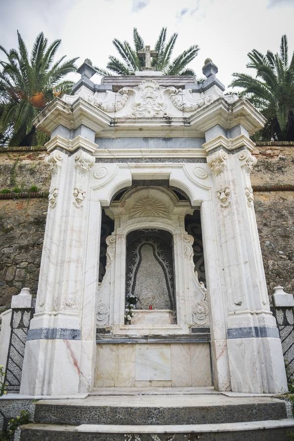 Lunes, 16 de noviembre. Derriban la imagen de La Soledad del Parque Infantil de Badajoz, atacada la semana pasada con pintura. El golpe contra el suelo afectó al manto de la estatua que está roto en varias zonas. Fotografía: JV Arnelas