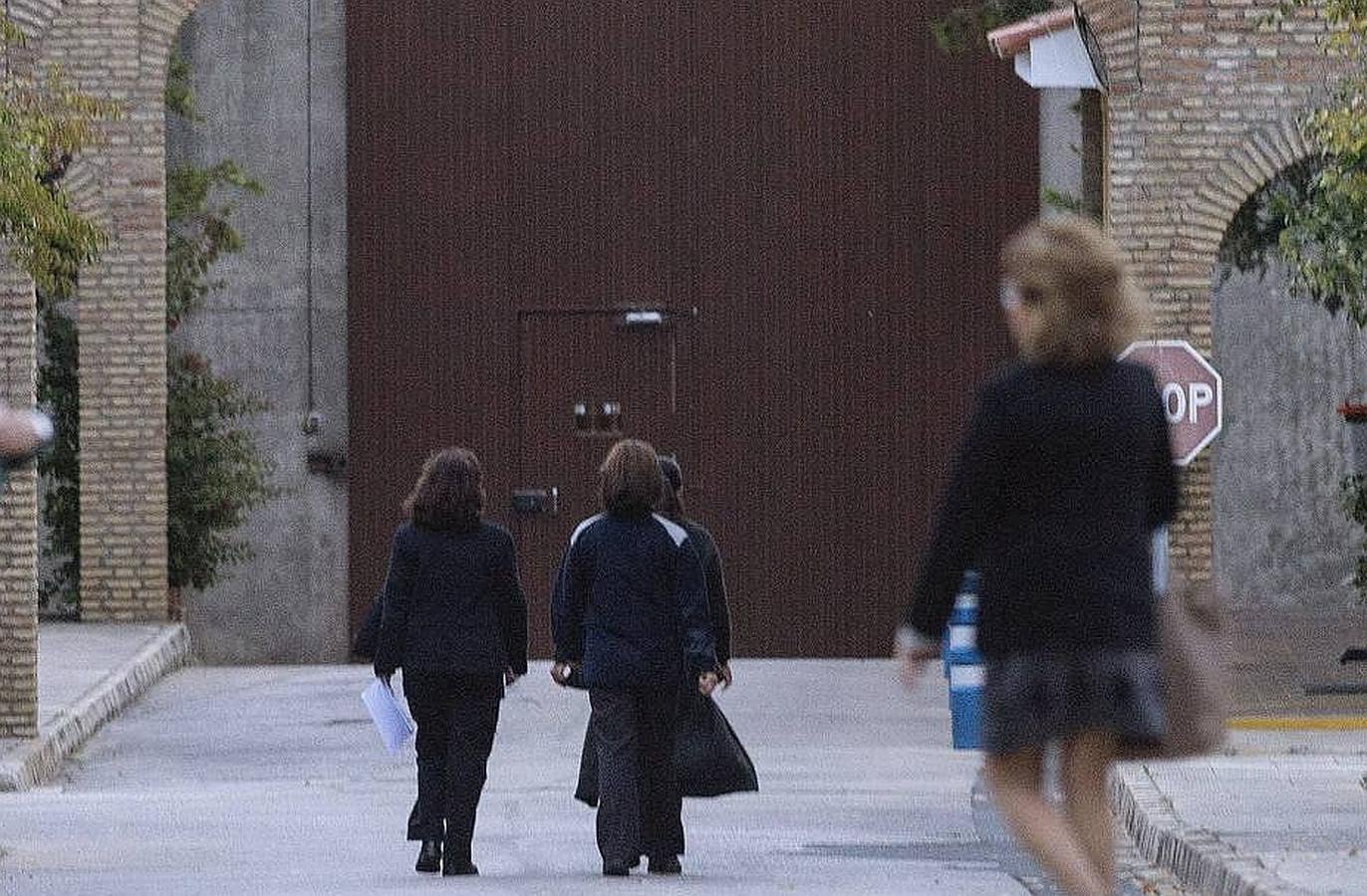 Viernes, 21 de noviembre: La tonadillera Isabel Pantoja, condenada a dos años de prisión por blanqueo de capitales, entró en la cárcel sevillana de Alcalá de Guadaíra para cumplir su pena. Fotografía: Agencias