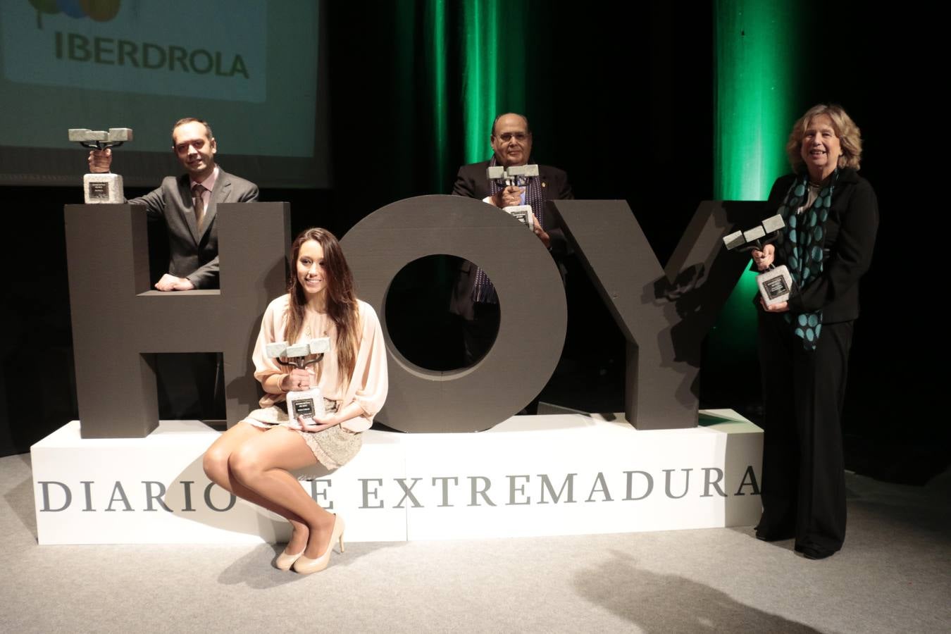 De izquierda a derecha, los premiados: el chef José Pizarro, la nadadora Fátima Gallardo, José Manuel Martín CIsneros, presidente de la Unión de Cofradías Penitenciales de Cáceres, y la princesa Nora de Liechtenstein.