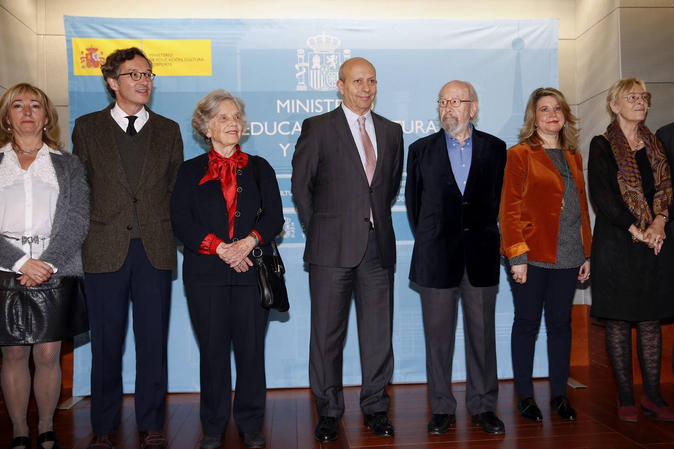 Lunes, 24 de noviembre: El ministro de Educación, Cultura y Deporte, José Ignacio Wert, junto al secretario de Estado de Cultura, José María Lassalle, y los miembros del jurado Elena Poniatowska y José Caballero Bonald, entre otros, dan a conocer el fallo del Premio Cervantes 2014 en Madrid. El escritor español Juan Goytisolo ganó el Premio Cervantes 2014, considerado el galardón más importante de las letras hispanas, "por su capacidad indagatoria en el lenguaje". Fotografía: EFE