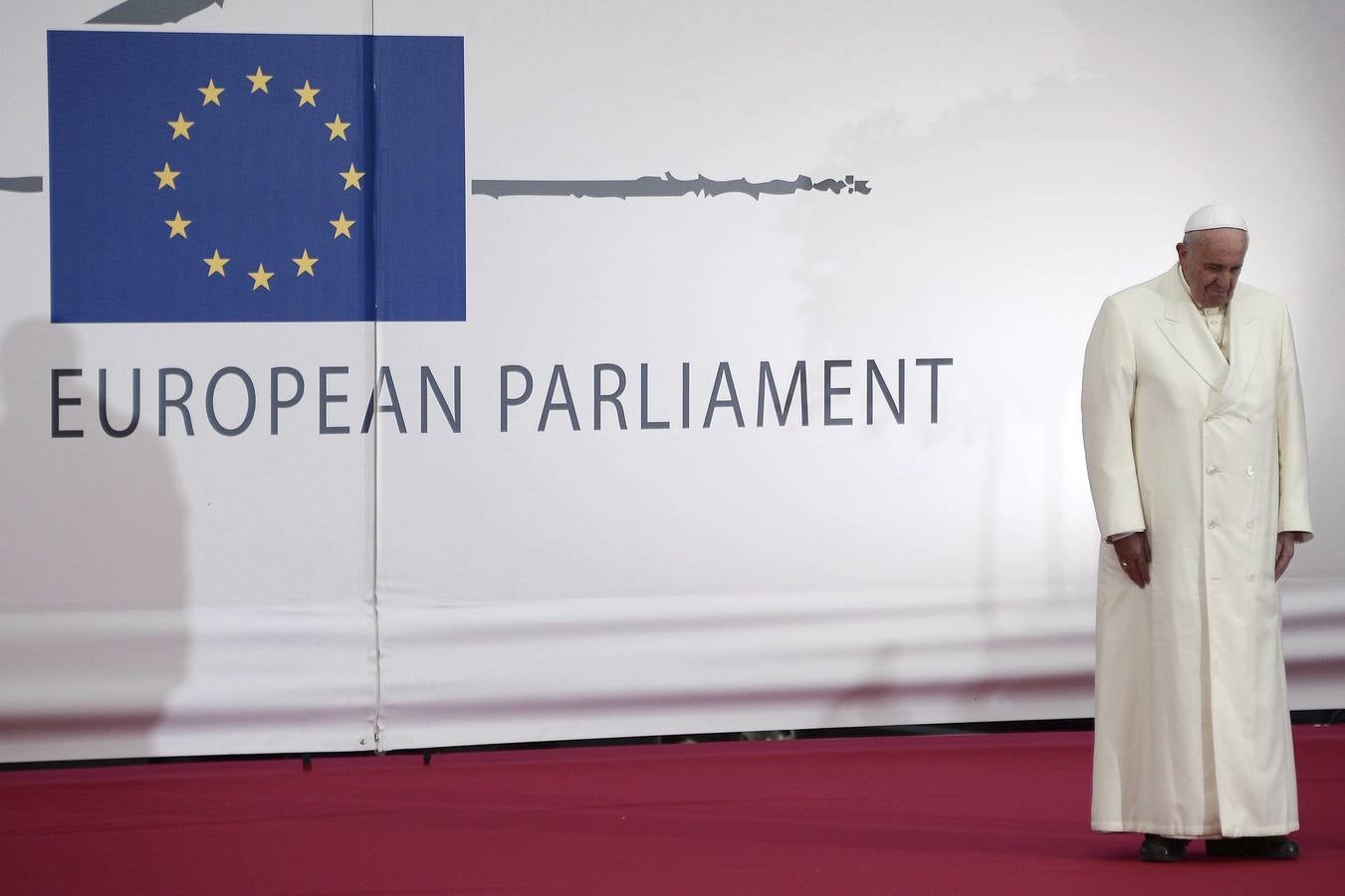 Martes, 25 de noviembre. El papa Francisco recordó hoy a Europa su "responsabilidad en el desarrollo cultural de la humanidad" y llamó además ante el Consejo de Europa a que tenga una "correcta relación entre religión y sociedad" en si visita al Parlamento Europeo. Fotografía: EFE