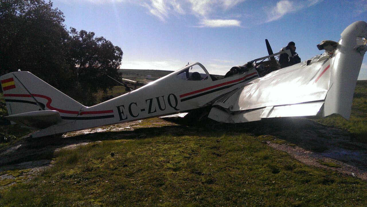 Viernes, 29 de noviembre. Un vecino de Talavera la Real resulta herido grave tras un accidente con su avioneta en la fiinca Royanejos, de Merida, cuando iba a aterrizar. Foto: Cedida