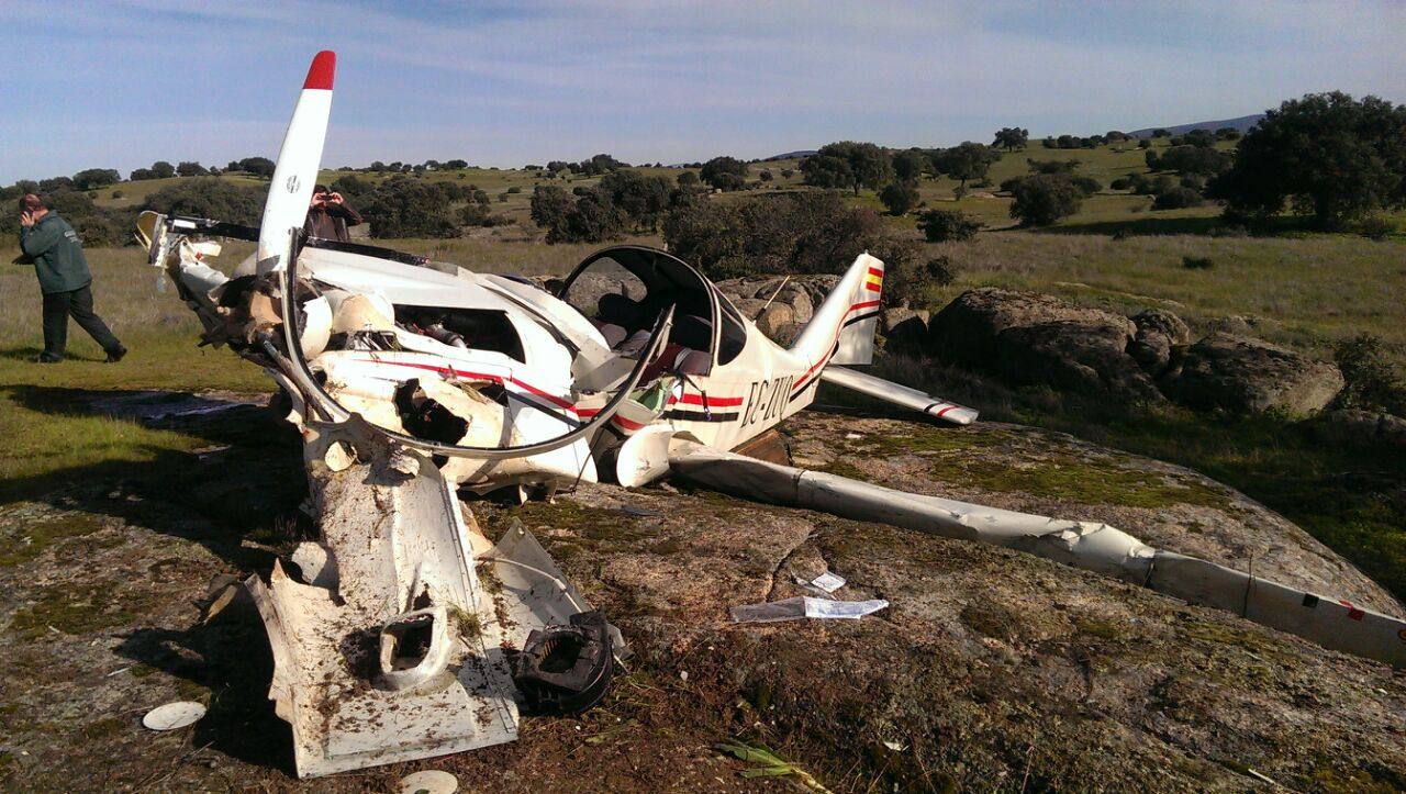 Viernes, 29 de noviembre. Un vecino de Talavera la Real resulta herido grave tras un accidente con su avioneta en la fiinca Royanejos, de Merida, cuando iba a aterrizar. Foto: Cedida