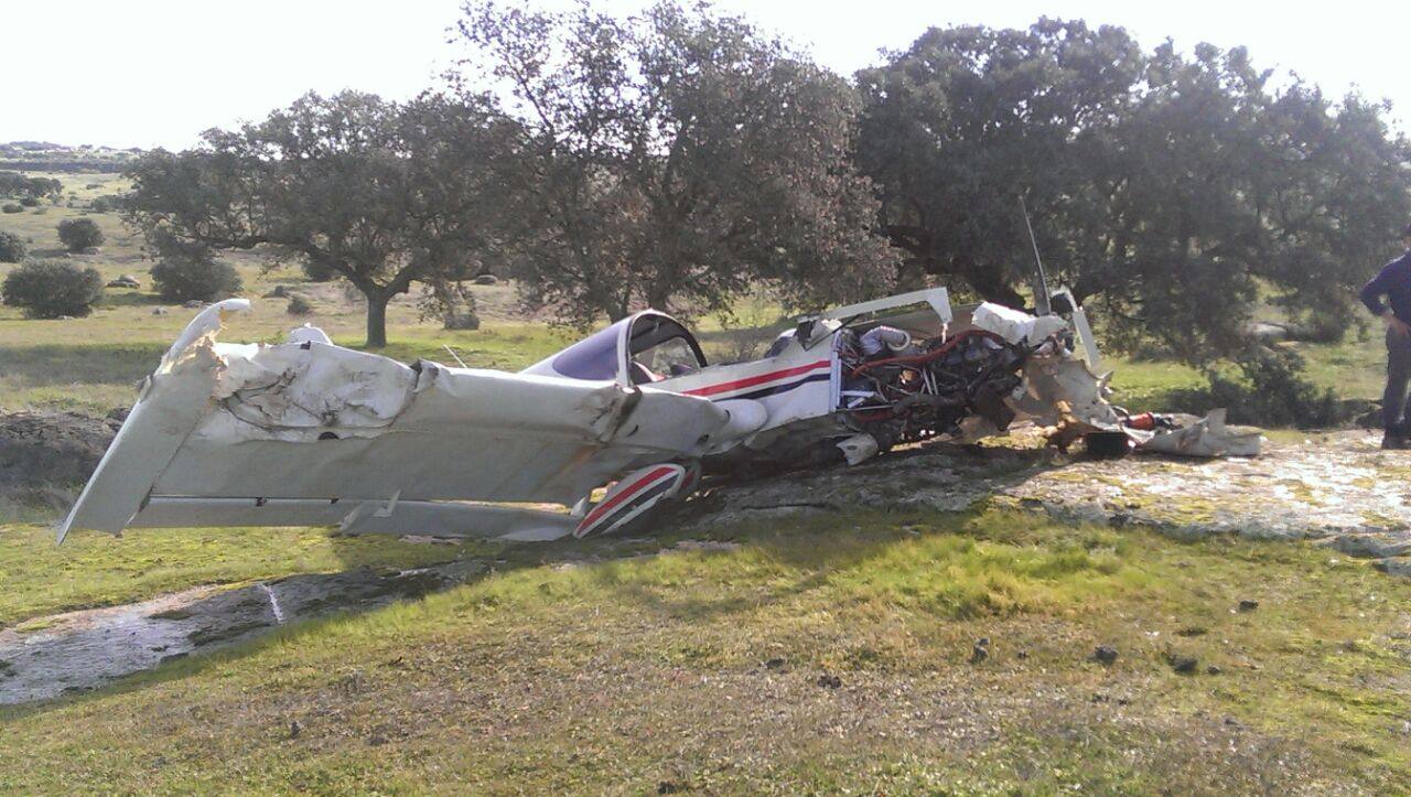 Viernes, 29 de noviembre. Un vecino de Talavera la Real resulta herido grave tras un accidente con su avioneta en la fiinca Royanejos, de Merida, cuando iba a aterrizar. Foto: Cedida