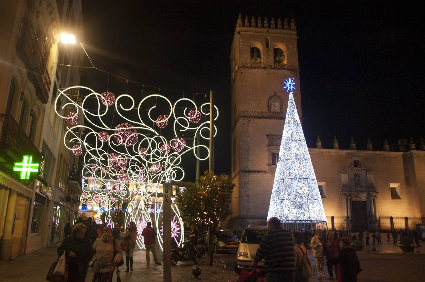 Jueves, 28 de noviembre. Ya es Navidad en Badajoz. En este día se produjo el encendido de las luces navideñas en la capital pacense. Fotografía: Pakopí