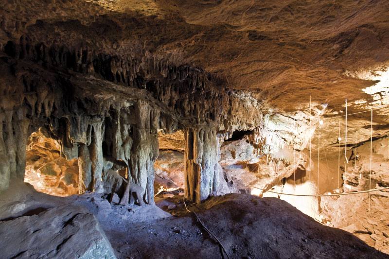 Interior de una de las cuevas de Fuentes de León.