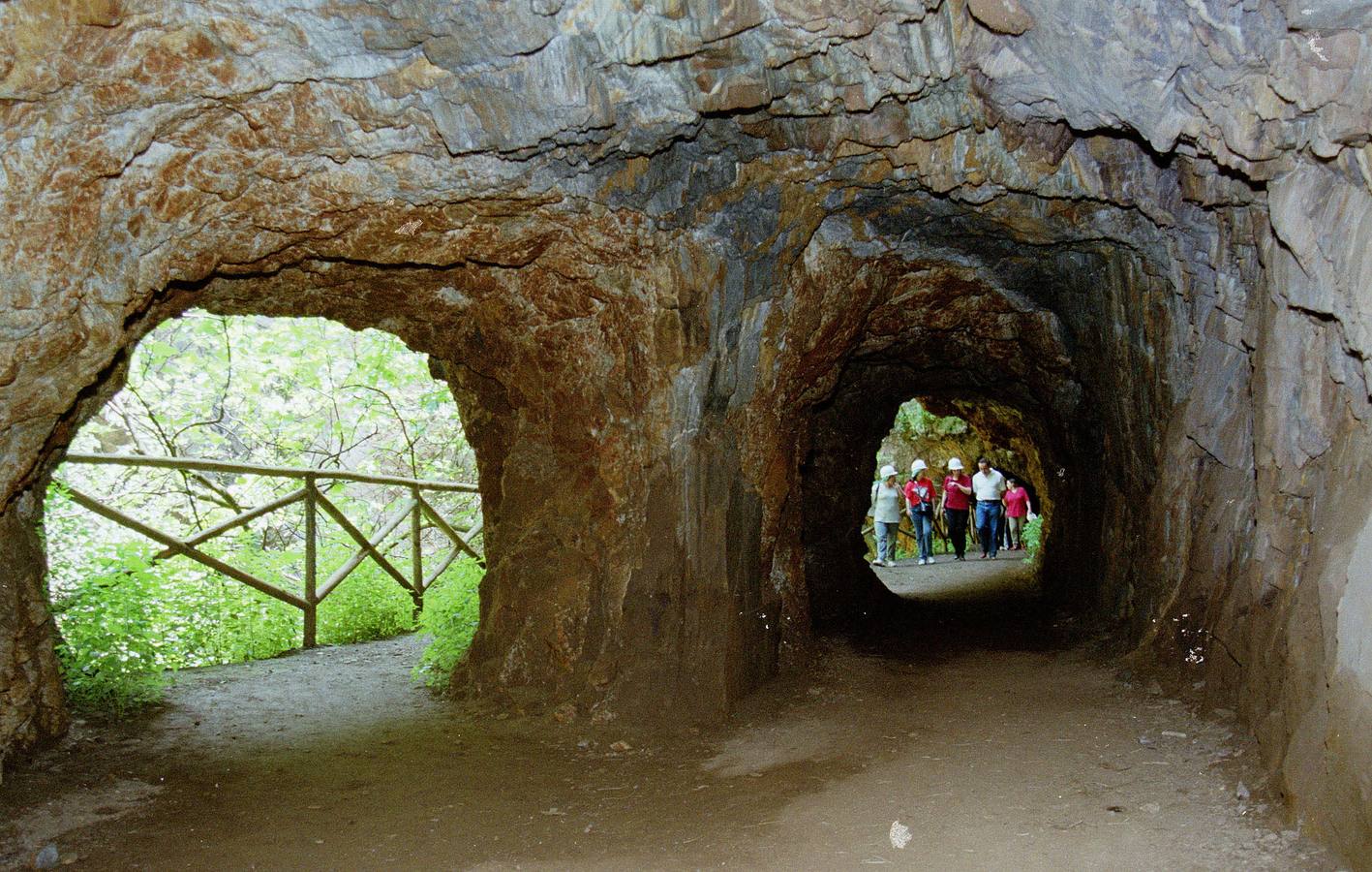 Visitantes en la Mina La Jayona de Fuentes de León.
