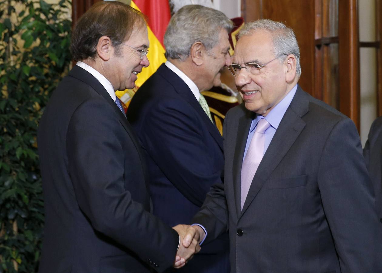 Garcia Escudero saluda a Alfonso Guerra.