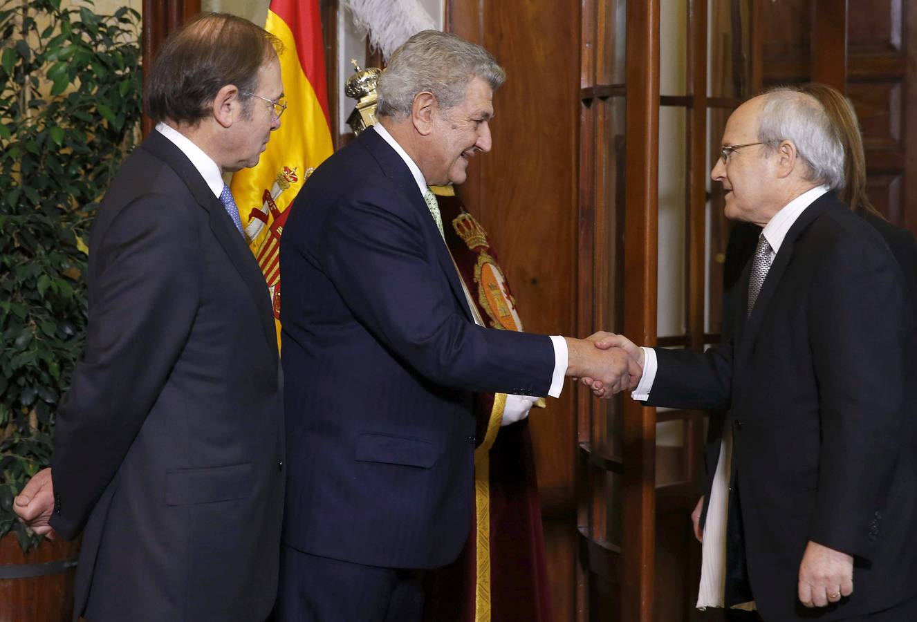 Posada y Garcia Escudero saludan al expresidente de la Generalitat de Cataluña, Jose Montilla.