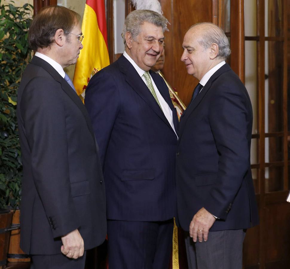 El presidente del Congreso, en presencia del presidente del Senado, saludan al ministro del Interior, Jorge Fernández Díaz, a su llegada al acto.