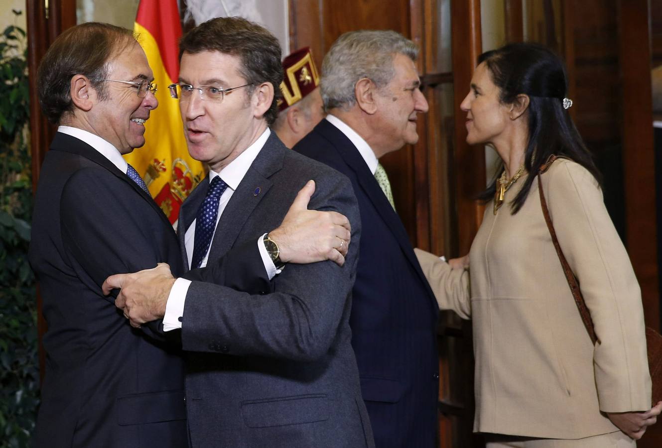 Pío Garcia Escudero saluda al presidente de la Xunta de Galicia, Alberto Núñez Feijóo.