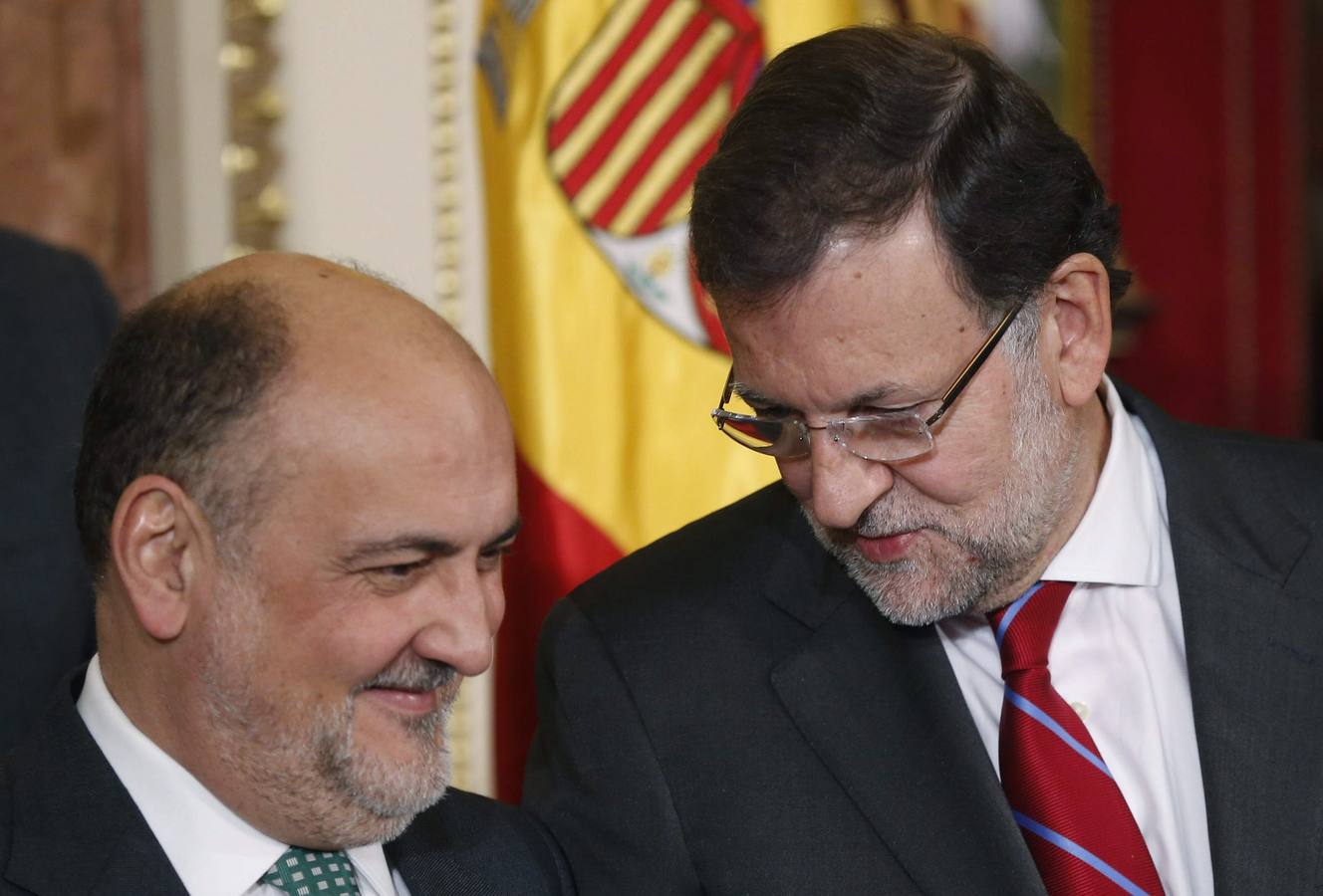 Mariano Rajoy conversa con el presidente del Tribunal Constitucional, Francisco Pérez de los Cobos.