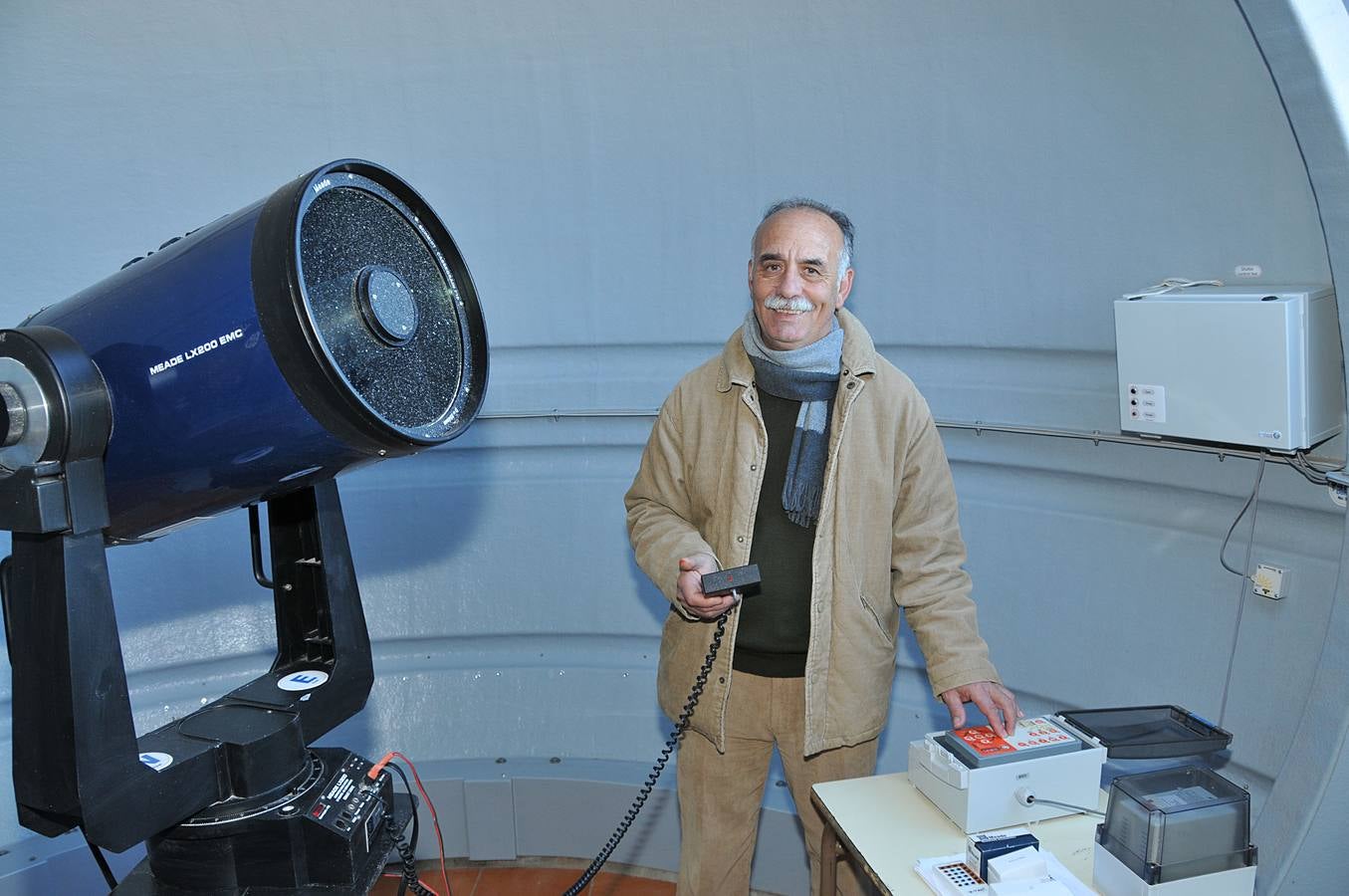 Eliodoro Sánchez, concejal de Torrejón, junto al telescopio