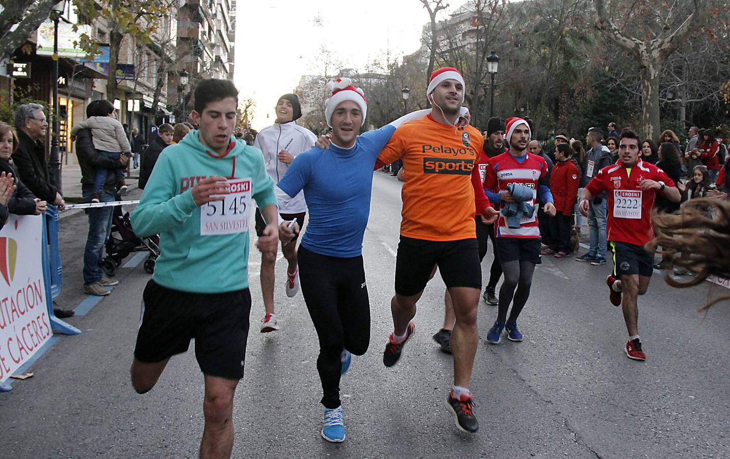 6.000 personas despiden el año corriendo en la San Silvestre cacereña