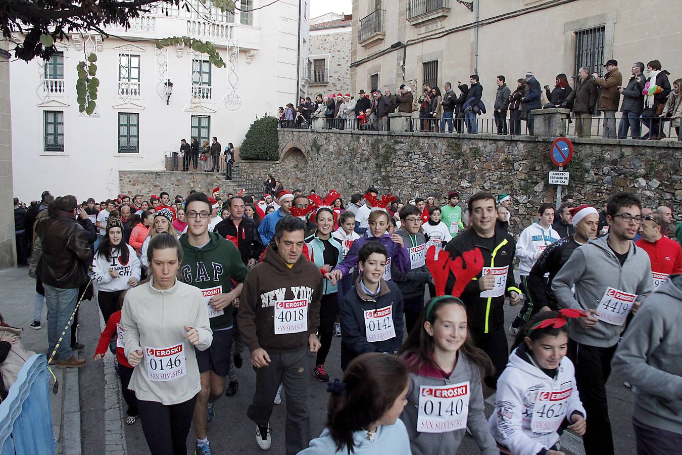 6.000 personas despiden el año corriendo en la San Silvestre cacereña