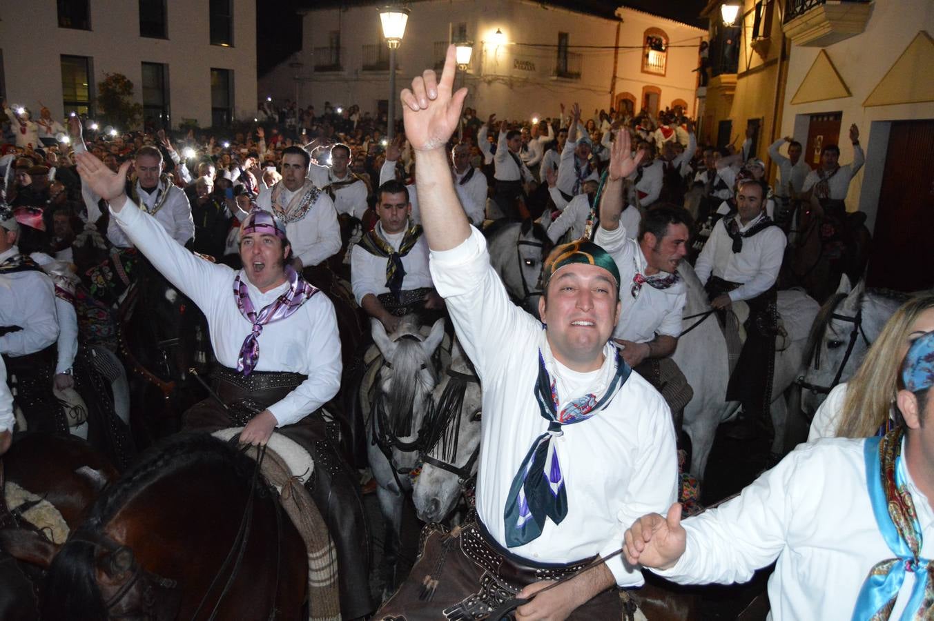 Viernes, 16 de enero. Celebración de la festividad de La Encamisá en la población extremeña de Navalvillar de Pela. Durante un recorrido de tres horas, peleños y forasteros lanzan vivas a su patrón, San Antón, en una liturgia que desborda la alegría de todos los participantes y que conmemora la victoria de los vecinos de la localidad sobre un ejército árabe cuando estos, en sus conquistas por la península, intentaron invadir el pueblo. Fotografia: Fran Horrillo