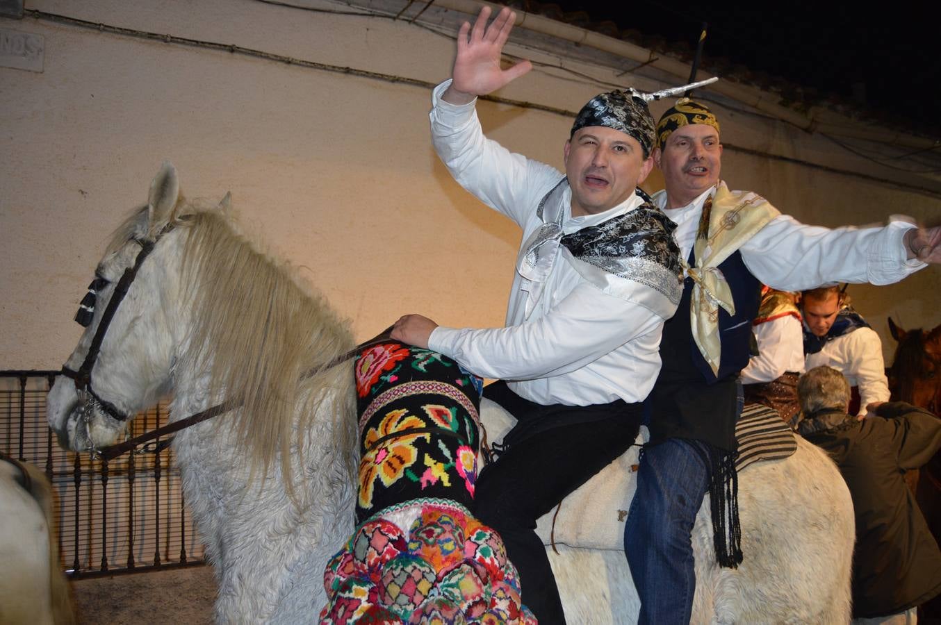 Viernes, 16 de enero. Celebración de la festividad de La Encamisá en la población extremeña de Navalvillar de Pela. Durante un recorrido de tres horas, peleños y forasteros lanzan vivas a su patrón, San Antón, en una liturgia que desborda la alegría de todos los participantes y que conmemora la victoria de los vecinos de la localidad sobre un ejército árabe cuando estos, en sus conquistas por la península, intentaron invadir el pueblo. Fotografia: Fran Horrillo