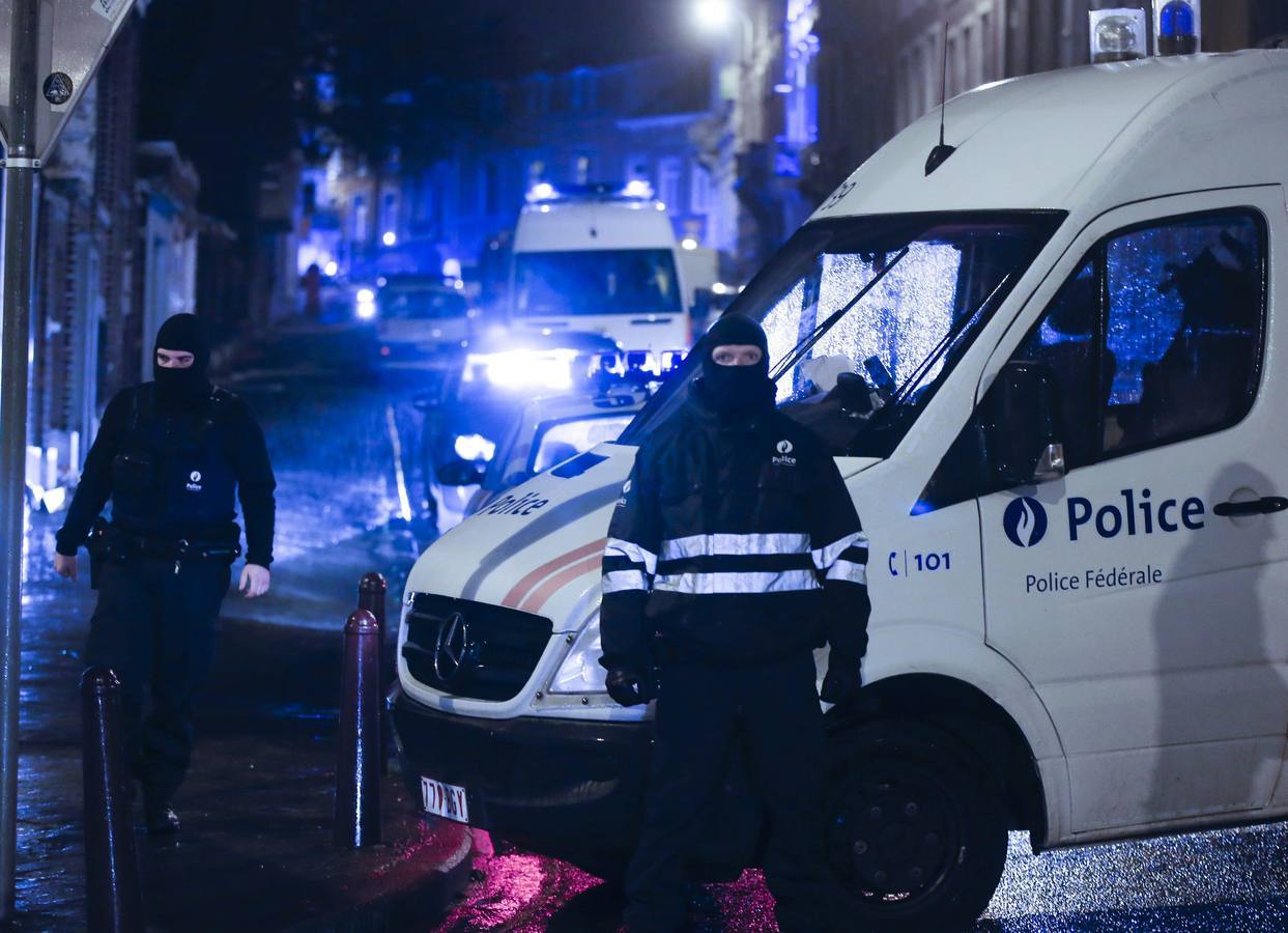 Jueves, 15 de enero. Varios antidisturbios vigilaban los accesos cerrados a la calle donde se llevó a cabo una operación antiterrorista en la ciudad de Verviers, situada en la provincia de Lieja, Bélgica. Dos personas murieron y una tercera resultó herida en la intervención policial contra un presunto grupo terrorista, que acabó también con varias personas detenidas. Fotografías: Agencias.