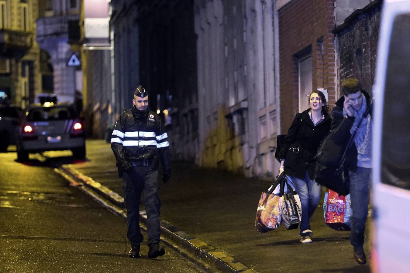 Jueves, 15 de enero. Varios antidisturbios vigilaban los accesos cerrados a la calle donde se llevó a cabo una operación antiterrorista en la ciudad de Verviers, situada en la provincia de Lieja, Bélgica. Dos personas murieron y una tercera resultó herida en la intervención policial contra un presunto grupo terrorista, que acabó también con varias personas detenidas. Fotografías: Agencias.