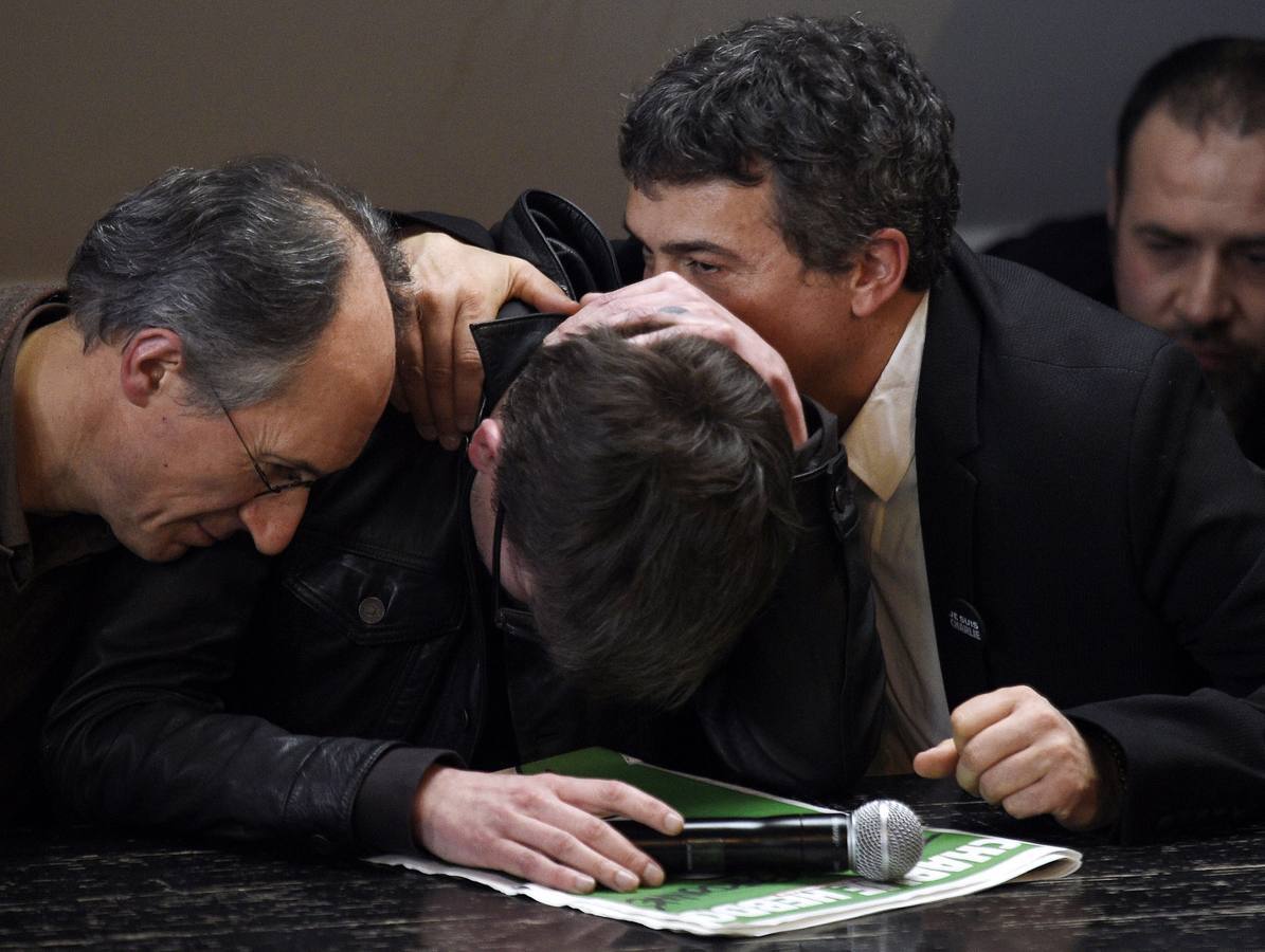 Martes, 13 de enero. El dibujante francés Renald Luzier (c), es consolado por Gerard Briard (i), jefe de edición del semanario satírico francés Charlie Hebdo y por el editor Patrick Pelloux, durante la conferencia de prensa en las oficinas del diario francés Liberation, en la que se presentó un nuevo número del semanario con una desafiante portada donde el profeta Mahoma llora bajo el titular "Todo está perdonado". Fotografías: Agencias