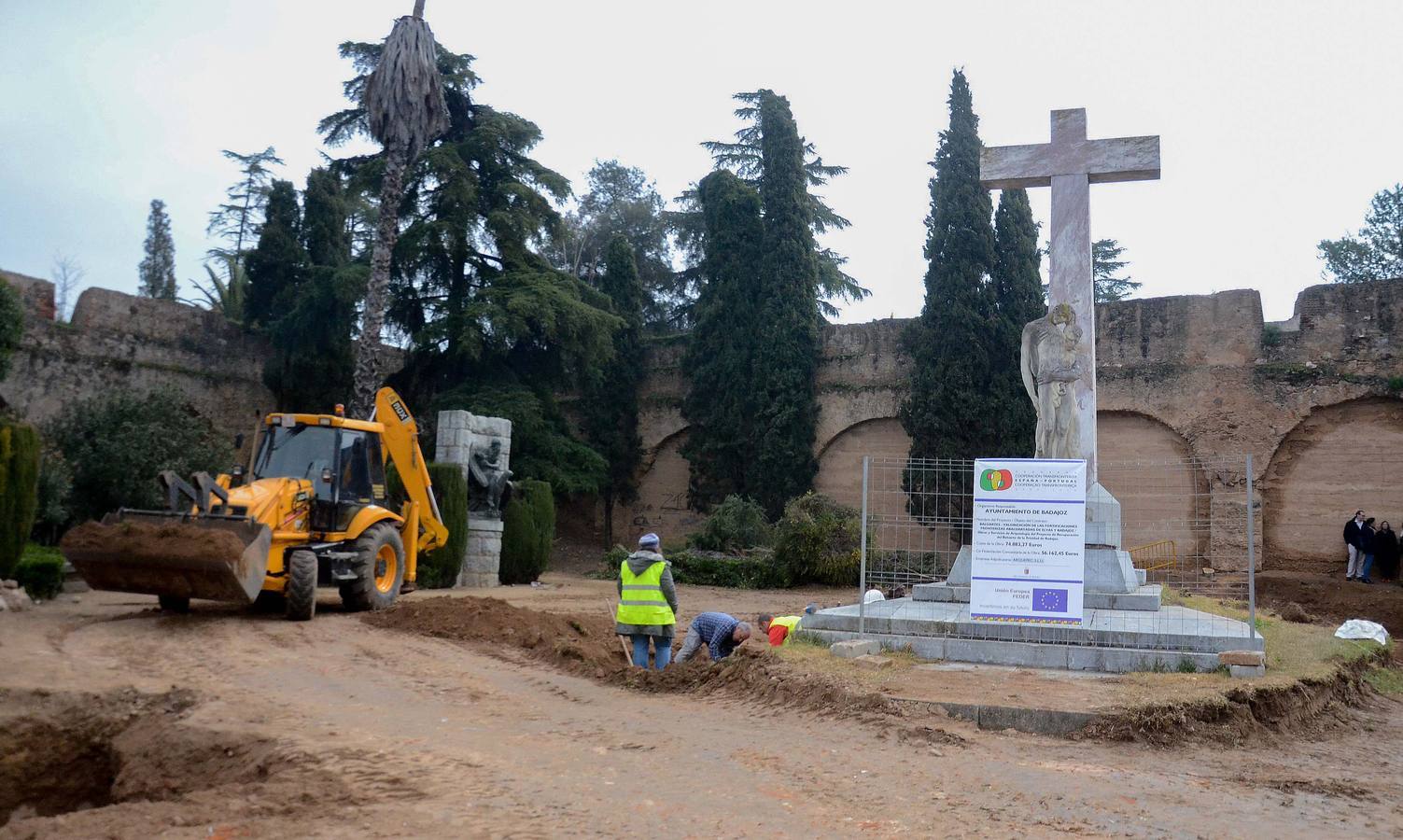 Miércoles, 14 de enero. Aparece el muro medieval y la antigua puerta en el baluarte de la Trinidad de Badajoz. Esta muralla se conocía a través de la cartografía histórica de la ciudad, pero hasta ahora no existía constatación arqueológica de los restos. Fotografía: Casimiro Moreno