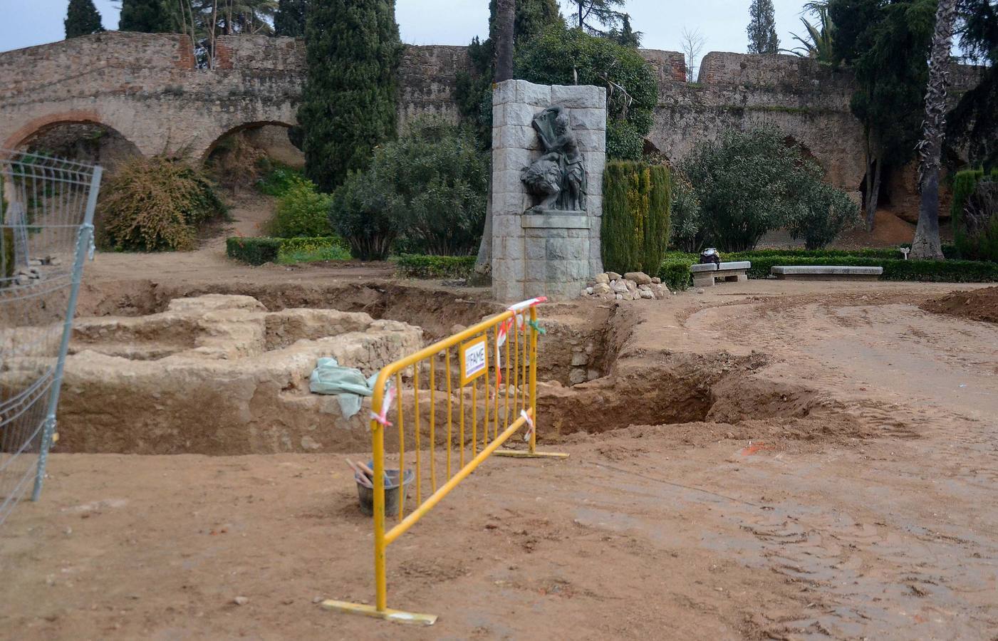 Miércoles, 14 de enero. Aparece el muro medieval y la antigua puerta en el baluarte de la Trinidad de Badajoz. Esta muralla se conocía a través de la cartografía histórica de la ciudad, pero hasta ahora no existía constatación arqueológica de los restos. Fotografía: Casimiro Moreno