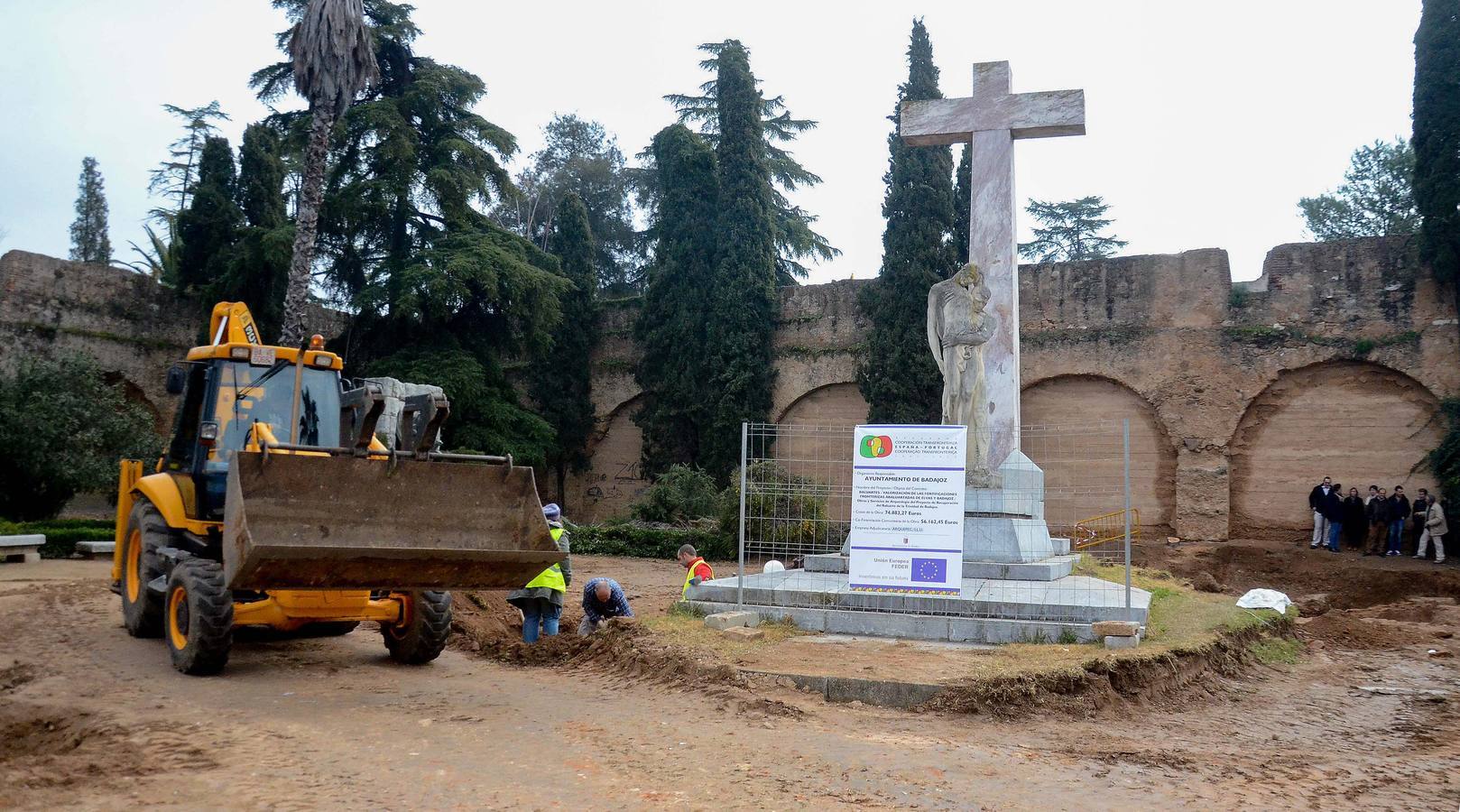 Miércoles, 14 de enero. Aparece el muro medieval y la antigua puerta en el baluarte de la Trinidad de Badajoz. Esta muralla se conocía a través de la cartografía histórica de la ciudad, pero hasta ahora no existía constatación arqueológica de los restos. Fotografía: Casimiro Moreno