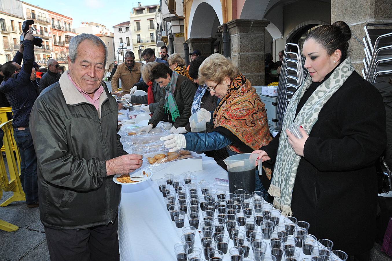 Plasencia celebra el día de San Fulgencio con migas en la Plaza Mayor