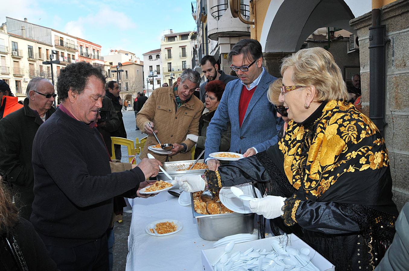 Plasencia celebra el día de San Fulgencio con migas en la Plaza Mayor