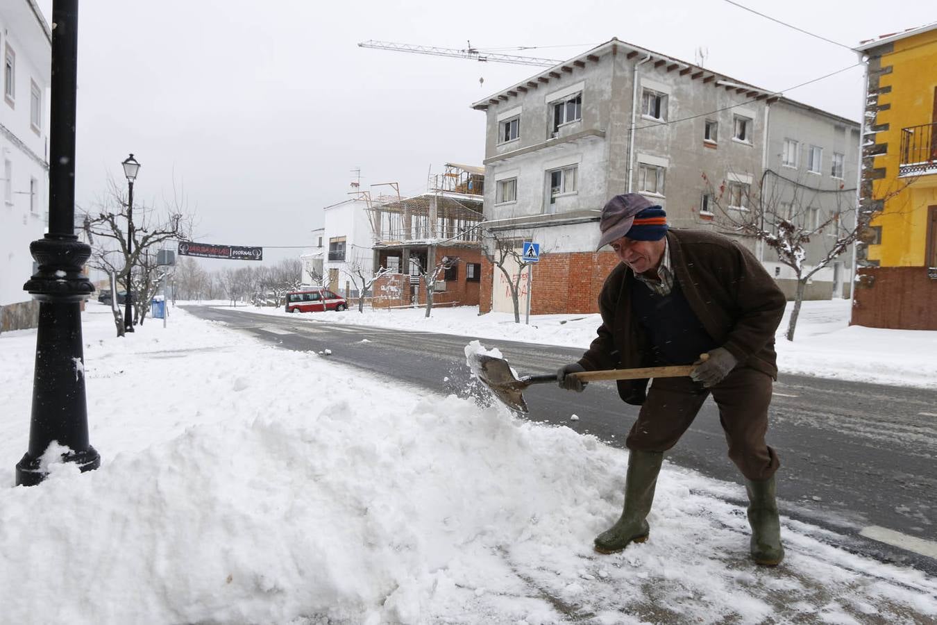 Domingo, 18 de enero: La primera nevada en Extremadura dejó cortada la carretera CC-102 en el Puerto de Honduras (Cáceres), en el municipio de Piornal, por la acumulación de nieve, El corte a la circulación se produjo entre los kilómetros 5 y 20 de la vía.También por nieve, había ayer dificultades entre Piornal y Garganta la Olla. Fotografia: Andy Solé