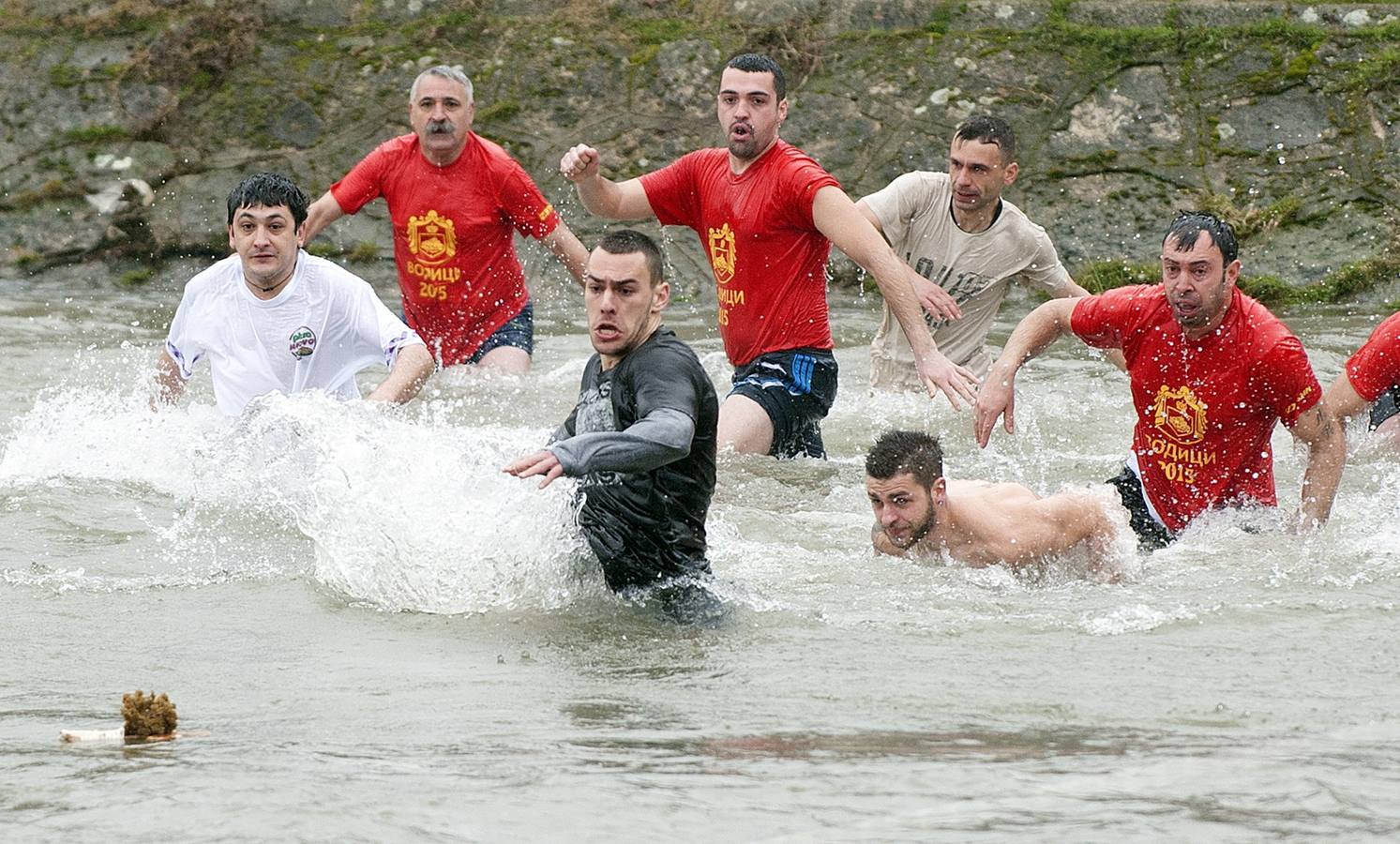 Fieles macedonios se meten en las aguas heladas del río Vardar de Skopje para intentar coger la cruz lanzada por el arzobispo Stefan durante la fiesta tradicional de Vodici (Epifanía). Fotografía: AFP-Robert Atanasovski