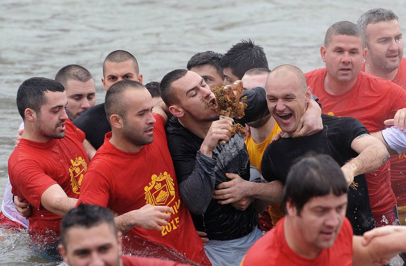 Dusan Cimev besa la cruz que sacó de las aguas heladas del río Vardar de Skopje, después de que fuera lanzado por el arzobispo Stefan durante el día de la fiesta tradicional de Vodici (Epifanía). Fotografía: AFP-Robert Atanasovski