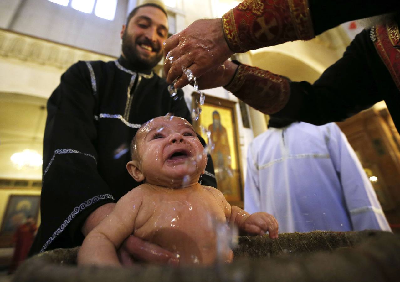 Bebés bautizados durante una ceremonia de bautismo en masa en el día de la Epifanía en Tbilisi. Alrededor de 1.000 niños fueron bautizados por la Iglesia Ortodoxa de Georgia durante la 38ª ceremonia de bautismo en masa en la catedral principal del país. REUTERS / David Mdzinarishvili