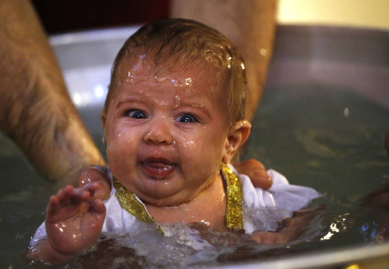 Bebés bautizados durante una ceremonia de bautismo en masa en el día de la Epifanía en Tbilisi. Alrededor de 1.000 niños fueron bautizados por la Iglesia Ortodoxa de Georgia durante la 38ª ceremonia de bautismo en masa en la catedral principal del país. REUTERS / David Mdzinarishvili