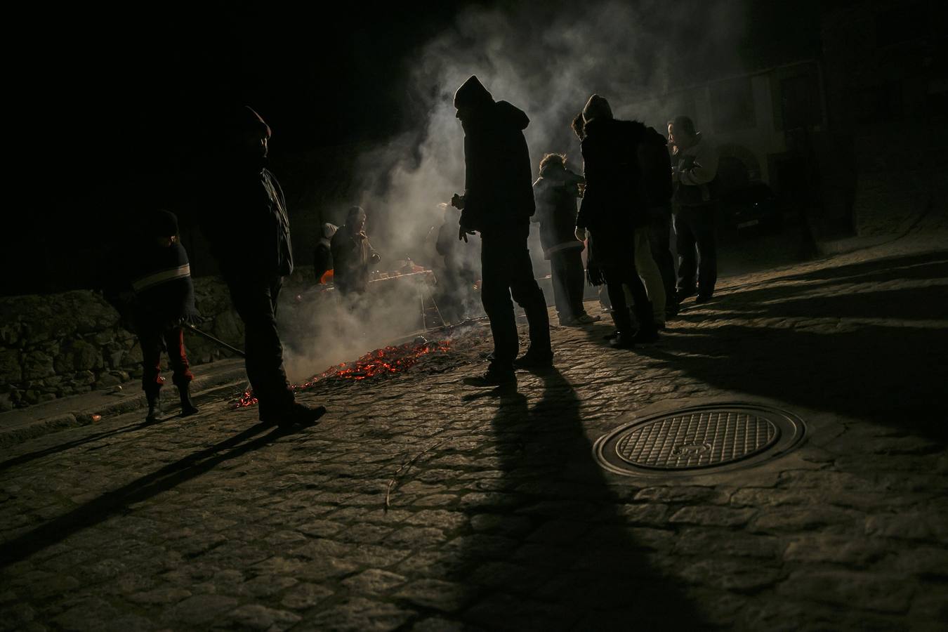 Sábado, 17 de enero: La pequeña localidad abulense de San bartolomé de Pinares volvió a vivir una noche mágica, sumergida bajo una espesa nube de humo que sirvió para purificar al centenar de caballos que pasó por la veintenas de luminarias distribuidadas por las empinadas calles del pueblo. Fotografia: Juan Medina / Reuters