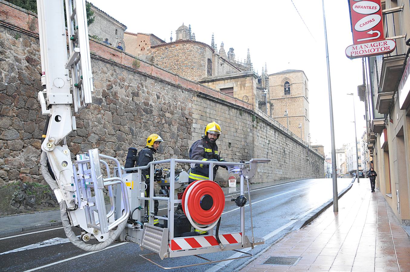 Un incendio junto al palacio episcopal de Plasencia obliga a cortar la avenida Calvo Sotelo