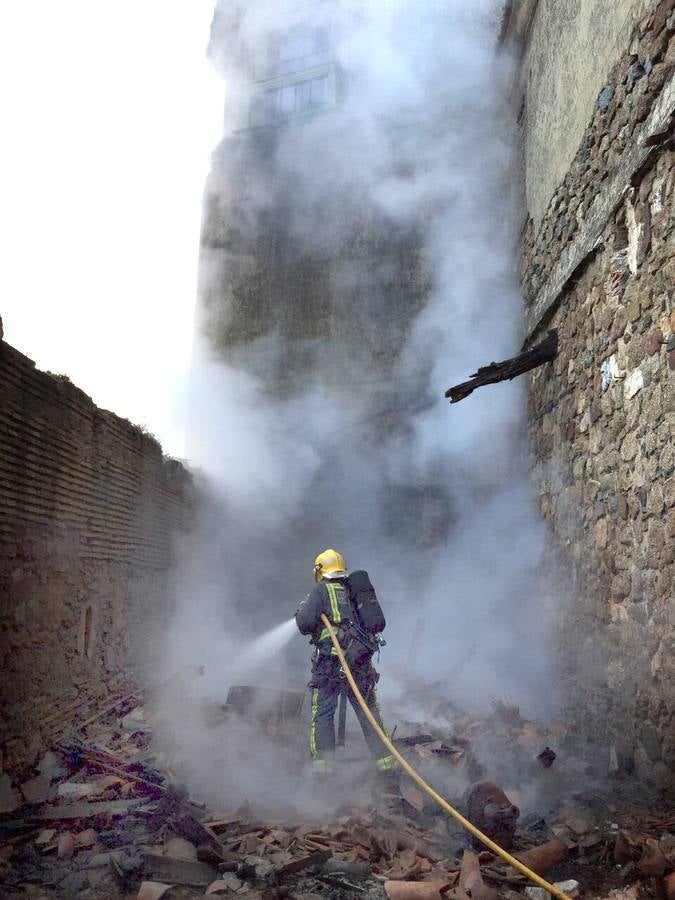 Un incendio junto al palacio episcopal de Plasencia obliga a cortar la avenida Calvo Sotelo