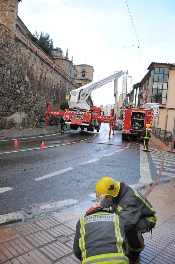 Un incendio junto al palacio episcopal de Plasencia obliga a cortar la avenida Calvo Sotelo