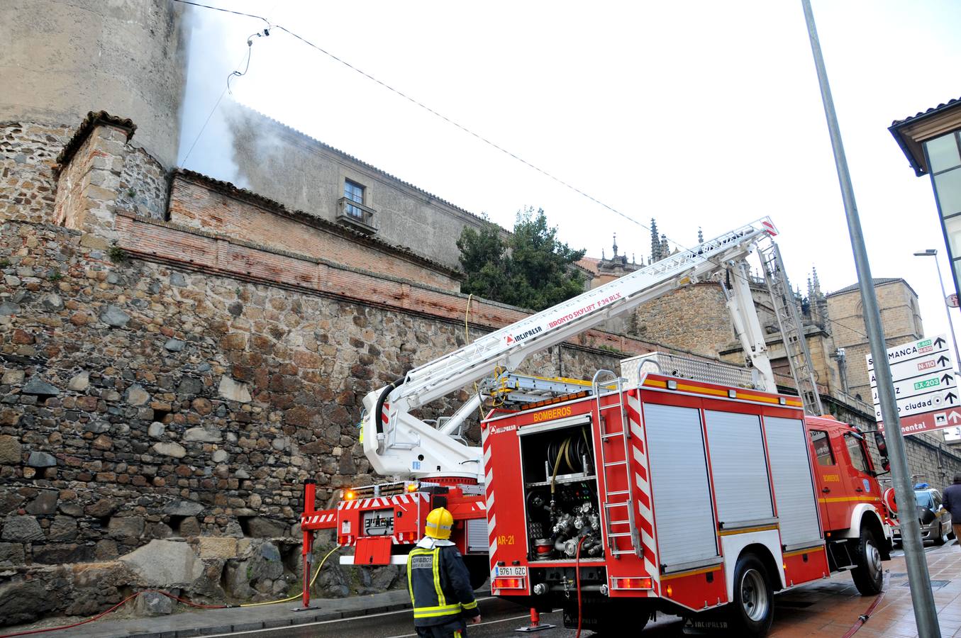 Un incendio junto al palacio episcopal de Plasencia obliga a cortar la avenida Calvo Sotelo