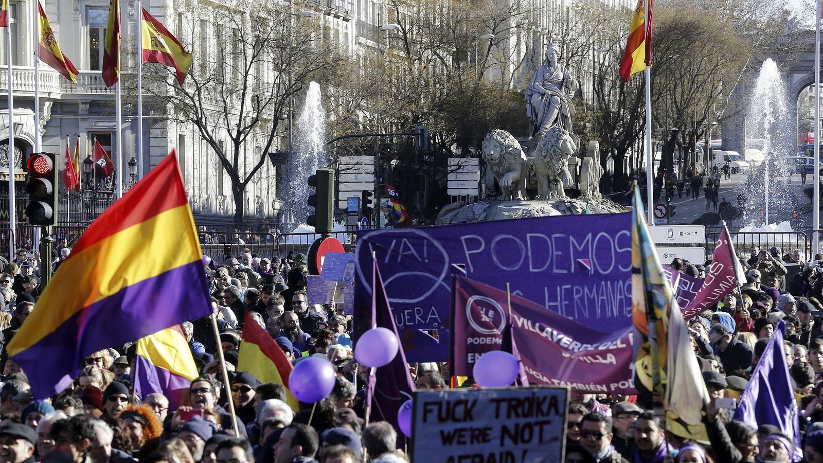 Multitud de gente abarrotan la madrileña plaza de la Cibeles.