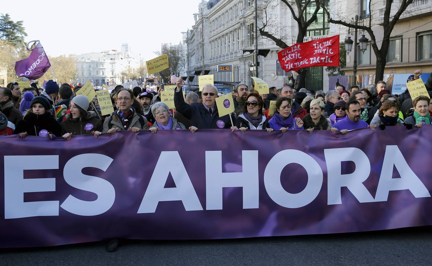 Cabecera de la marcha convocada por Podemos con el lema 'Es ahora'.