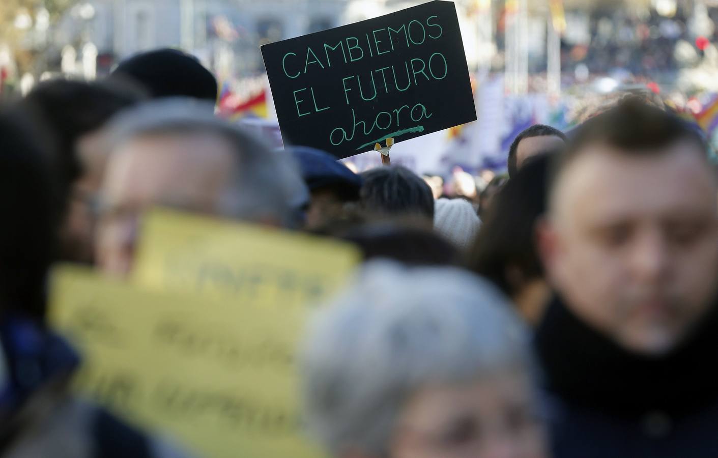 Los manifestantes portaban multitud de pancartas, en una de las cuales podía leerse: 'Cambiemos el futuro ahora'.