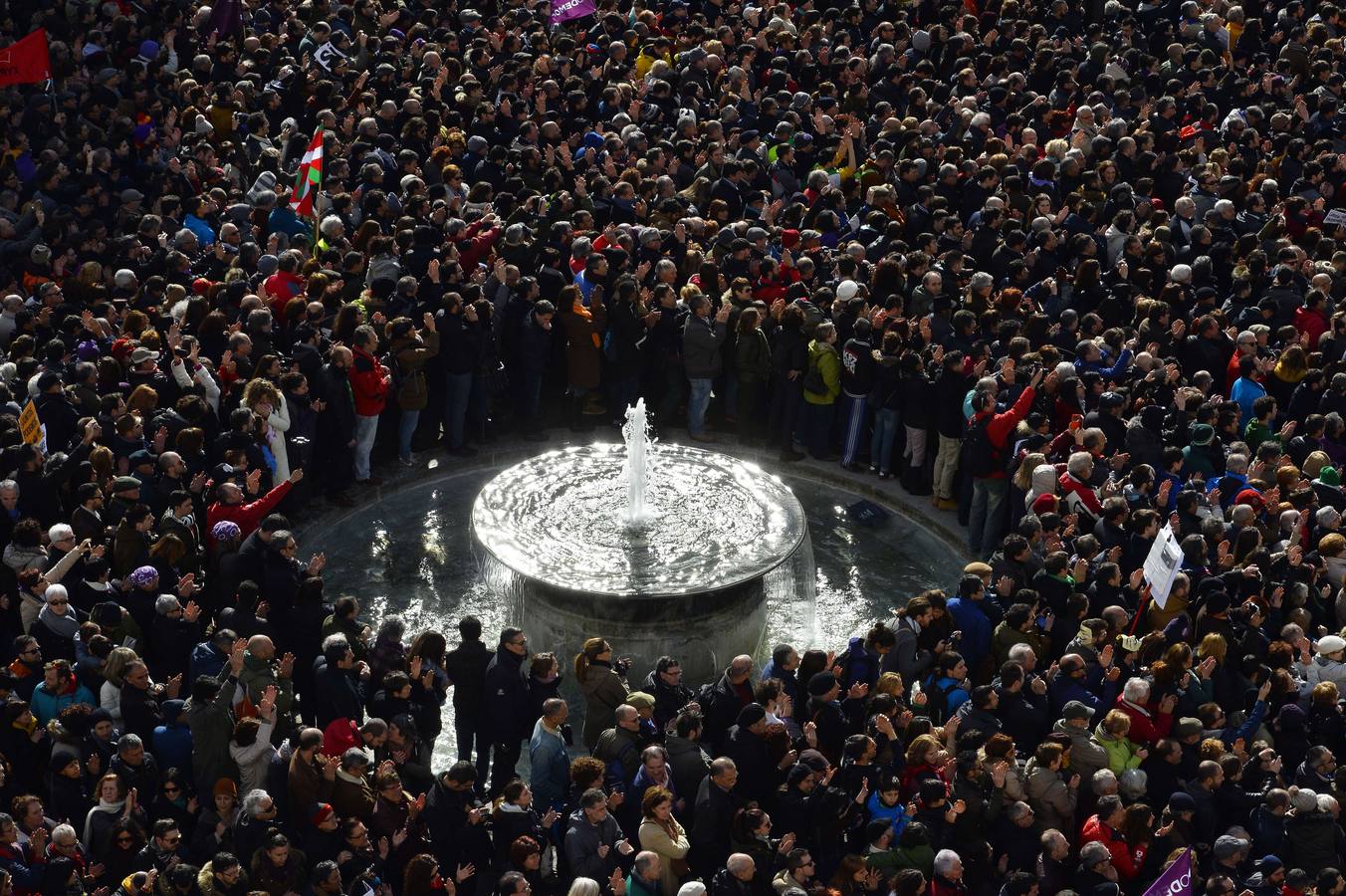 Miles de personas, en la Puerta del Sol.