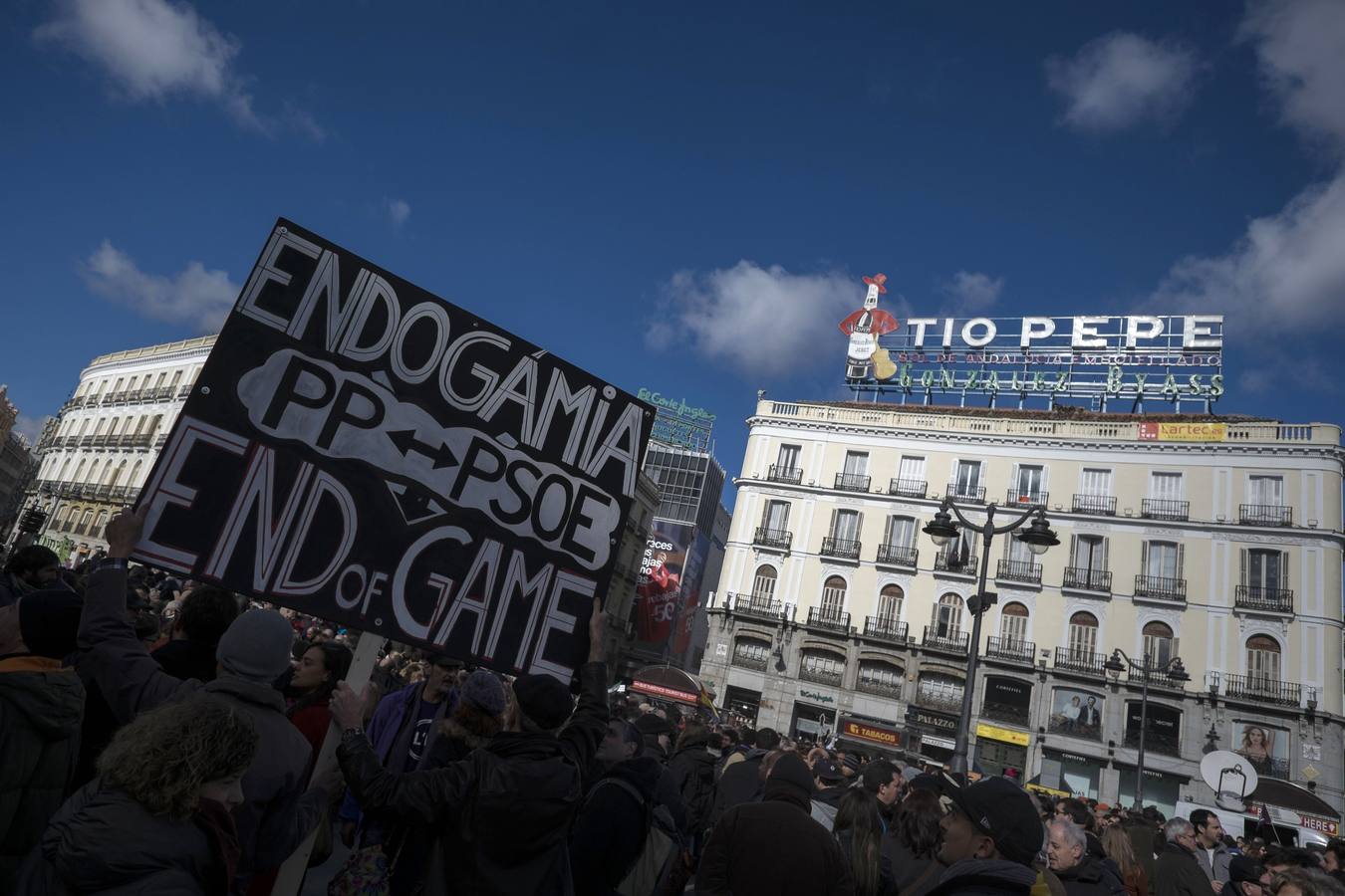 Miles de personas, en la Puerta del Sol.