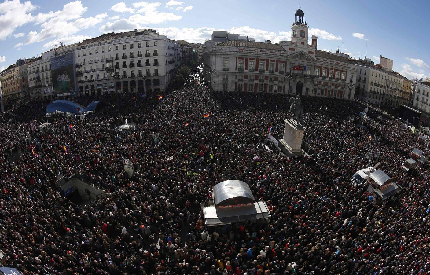 Miles de personas, en la Puerta del Sol.