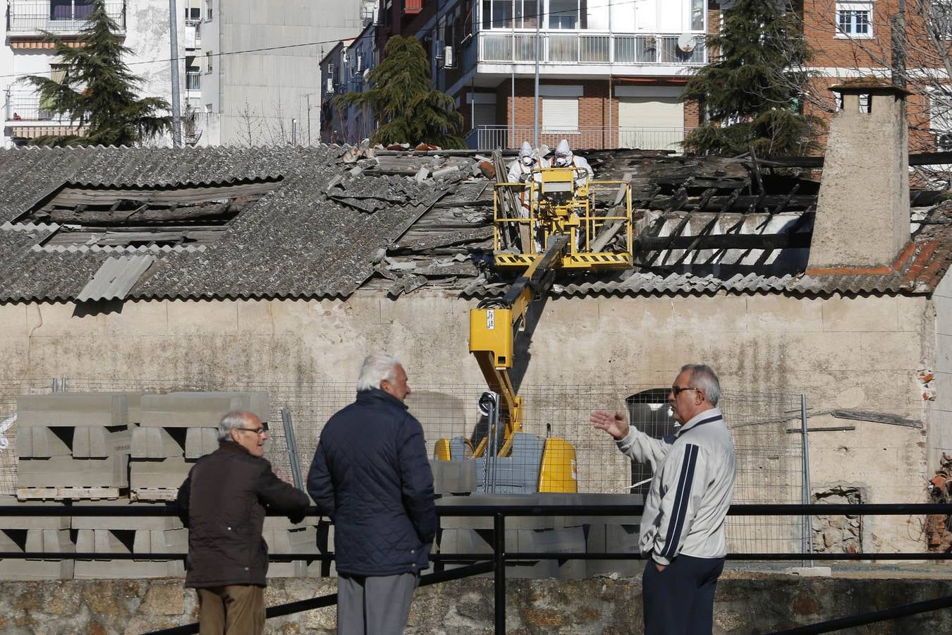 Retiran el amianto del nuevo parking