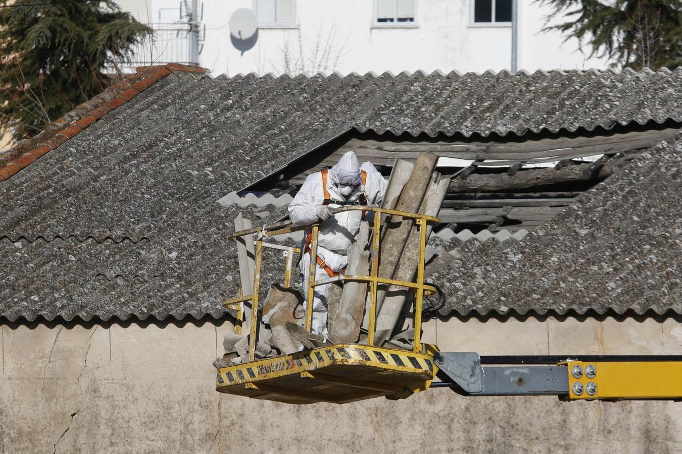 Retiran el amianto del nuevo parking