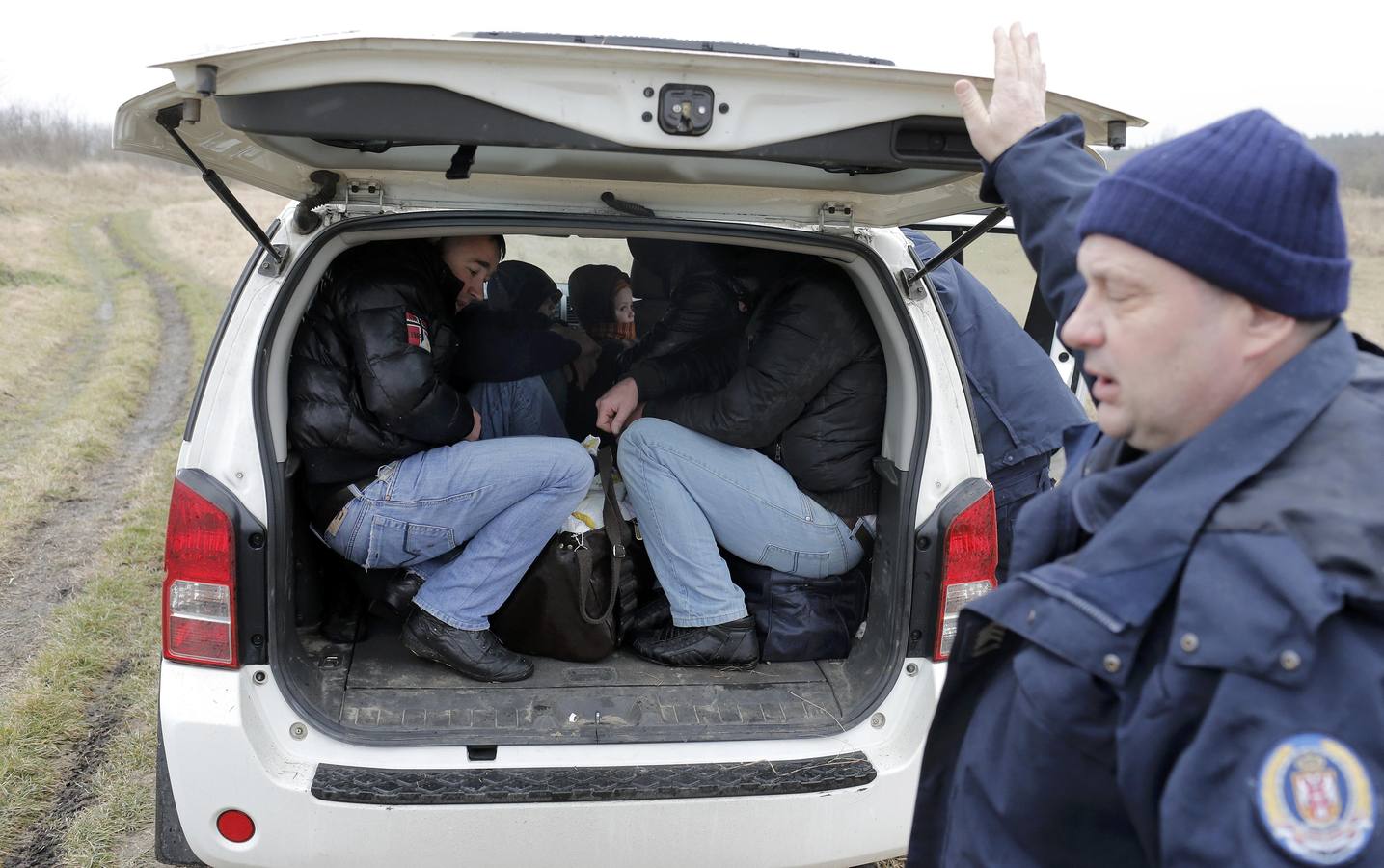 Una mujer kosovar sostiene a su hijo antes de montarse en un vehículo de la policía de fronteras de Serbia tras ser detenidos cerca de la ciudad de Subotica. al tratar de intentar pasar ilegalmente a Hungría. Fotografía: REUTERS / Marko Djurica